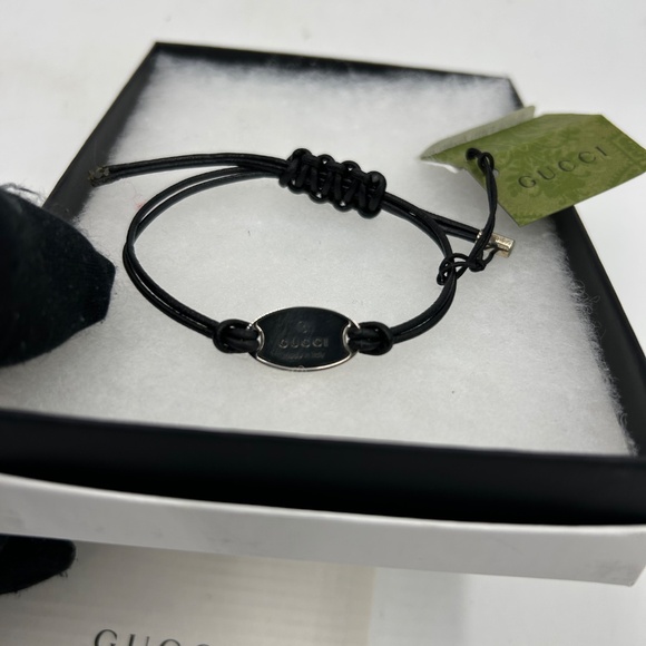 Gucci, black leather cord bracelet with sterling silver logo engraved plaque - Picture 4 of 11
